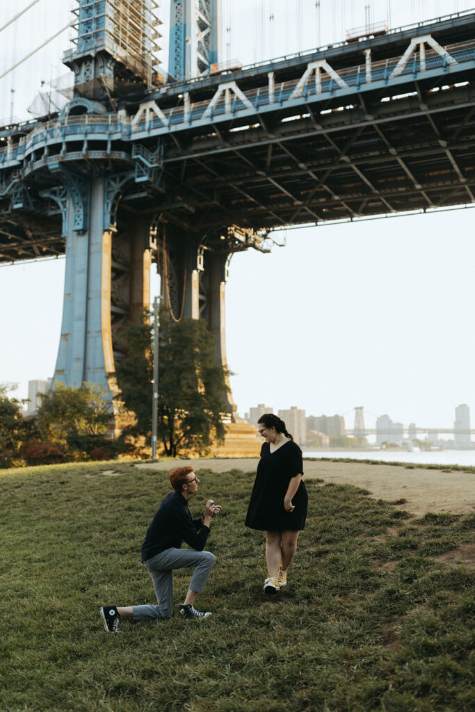 man proposes to girlfriend under manhattan bridge from marriage proposal ideas