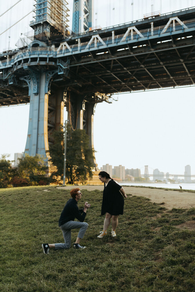 man proposes to girlfriend under manhattan bridge from marriage proposal ideas