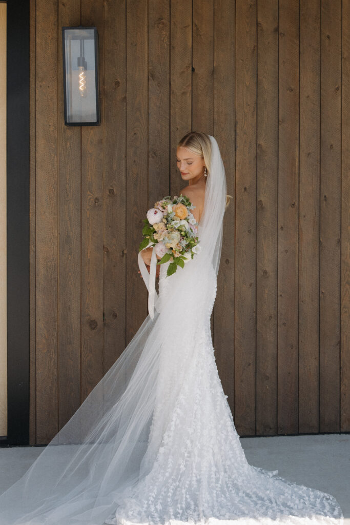 bride holding her flowers at montana wedding venue